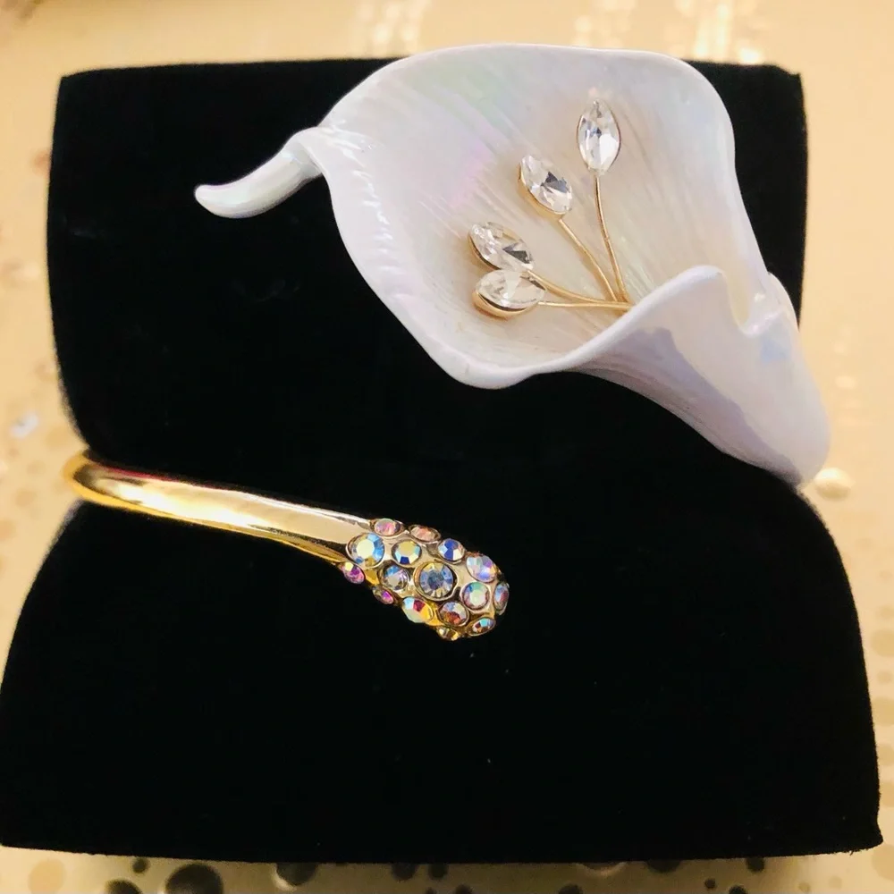 Authentic Betsey Johnson Bracelet - Crystal Rhinestone Calla Lily Hinged NWT - Picture 16 of 16